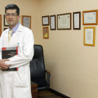 El doctor Óscar Díez Luna en su despacho de la clínica, ubicada en República Argentina.