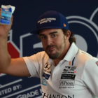 Fernando Alonso brinda con un brick de leche ante su eqUIPO.