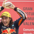 El turco Can Oncu celebra su victoria y récord en el podio de Cheste (Valencia).