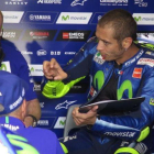 Valentino Rossi expresa las sensaciones de su Yamaha en el test de ayer, en Brno, ante su técnico Silvano Galbusera, a la izquierda.
