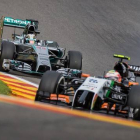 Hamilton, detrás de Sergio Pérez en los entrenamientos de este viernes en Spa.