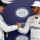 Rosberg (izquierda) felicita a Hamilton tras lograr el británico la 'pole' en México.