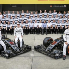 Fernando Alonso, el belga Stoffel Vandoorne  y el britanico Jenson Button posan en el circuito de Suzuka.