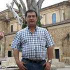 Roberto Álvarez, alcalde de Boñar, en la plaza del Negrillón de la villa.
