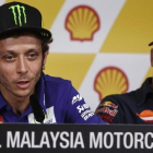Valentino Rossi explica sus sensaciones antes del Gran Premio de Malasia, bajo la atenta mirada de Marc Márquez.