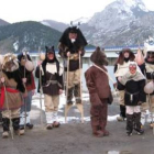 Diversos disfraces de zamarrones con sus cencerros.