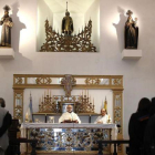 Un párroco oficia misa.