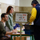 Un trabajador de Correos deposita el voto por correo en las elecciones del pasado 28-M. J. J. GUILLÉN