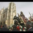 La procesión de las Palmas congregó a miles de personas en el recorrido de la Borriquilla de San Marcelo a la Catedral, tras la bendición de los ramos por el obispo.
