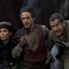 Noomi Rapace, Robert Downey Jr. y Jude Law, en 'Sherlock Holmes: juego de sombras'.