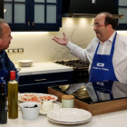 Bertín con Miquel Icetas, en la cocina.