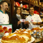 Los confiteros Dionisio Méndez y Sergio González, junto a la afortunada Noelia Prieto, en el momento