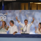 El candidato del Partido Popular, Alberto Núñez Feijoo, saluda a los simpatizantes en Génova junto a la cúpula popular. JAVIER LIZÓN