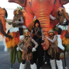 El espectáculo de calle de la compañía valenciana abre el desfile de Carnaval este domingo 19 en Vega de Espinareda. DL