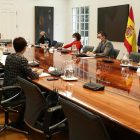 Pedro Sánchez con los miembros del comité de seguimiento del coronavirus. FERNANDO CALVO