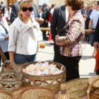 Carrasco visita un mercadillo de la provincia, mejorar las condiciones de la venta ambulante es una