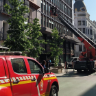 Los bomberos en un momento de la intervención en Ordoño. DL