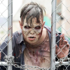 Un actor caracterizado como zombie en el parque temático de la Universal 'The walking dead'.
