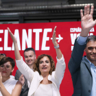 Pedro Sánchez con las ministras Isabel Rodríguez y María Jesús Montero, ayer. MARISCAL