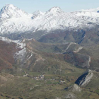 Vista aérea de un paisaje babiano, con la cresta de las Ubiñas de fondo. ARCHIVO