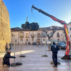 Operarios municipales proceden al vallado de la estatua de Eduardo Arroyo. DL