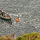 Efectivos de la Guardia Civil durante el rescate del cuerpo hallado en las proximidades del Cabo Vidío.  ELOY ALONSO / EFE