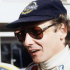 Niki Lauda habla con un mecánico en Mónaco en 1979.