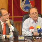Eduardo Fernández y Manuel Otero, durante la presentación del proyecto residencial para Folgoso
