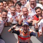 Marc Márquez (Honda) celebra con todo su equipo su triunfo en Francia.