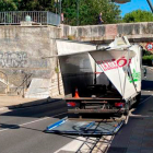 Estado en el que quedó el camión tras empotrarse contra el ojo del puente. DL