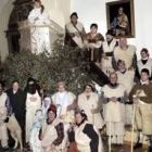 Los actores del auto sacramental posan, junto a la cordera, en la iglesia de Vallecillo