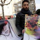Jorge Barrientos con el calendario dedicado a las mujeres que sufren violencia machista.