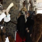 Los disfrazados de Zamarrones tomaron el portagonismo del carnaval en Riaño. CAMPOS
