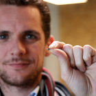 Tim Pauwels, socio director de New Fusion, muestra el chip que colocan a sus trabajadores voluntarios. JAVIER ALBISU