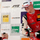 Mick Schumacher, hijo del mítico piloto alemán de F-1, ha celebrado hoy, en Hockenheim, el título de F-3 Europea.