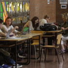 Alumnos de la Universidad de León aprovechan un hueco entre clase y clase para realizar trabajos en equipo. FERNANDO OTERO