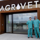 Antonio Rodríguez Zarza y Pablo Flórez delante del Hospital Veterinario de Agrovet ubicado en Mansilla Mayor. MARCIANO PÉREZ