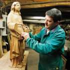Juan de Dios tallando en su taller de Lorenzana.