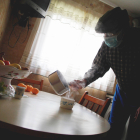 Un hombre se prepara una infusión en su domicilio . EFE