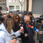 La madre de Nadia, Margarida Garau, este viernes llegando a los juzgados de la Seu d'Urgell en compañía de su abogado.