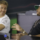 Nico Rosberg y Lewis Hamilton, en la conferencia de prensa conjunta de hoy en Abu Dabi.