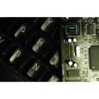 Teclados y partes internas de un ordenador.