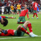 Los jugadores de Marruecos celebran en el terreno de juego su pase a las semifinales del Mundial. GOULAO