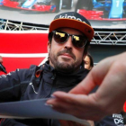 Fernando Alonso firmó decenas de autógrafos hoy en Sochi.