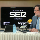 Pepa Bueno entrevista a Mariano Rajoy en 'Hoy por hoy', programa de la cadena SER que se mantiene como el espacio más oído de la radio en el conjunto de España.