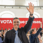 Sánchez y Page ayer, en un mitin en Puertollano. JESUS MONROY