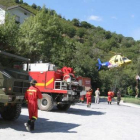 Un helicóptero aterriza en la playa fluvial de Arnadelo para cargar agua contra el fuego.