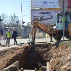 La concejala Carmen Oláiz visitó las obras de modernización del saneamiento en Villaobispo. DL