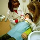 Una niña se somete a una revisión dental en la consulta del odontólogo