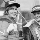 Niki Lauda (derecha) junto a James Hunt.